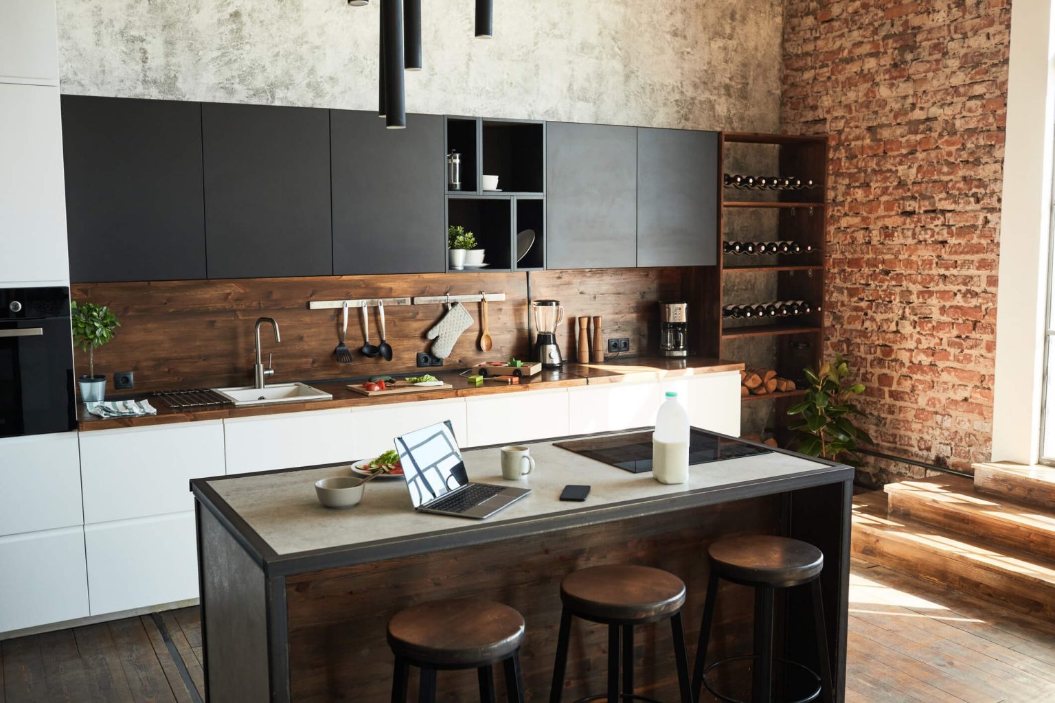 cozinha industrial com móveis rusticos